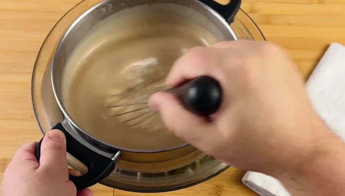 Trasferire il composto in una pentola con acqua e ghiaccio per raffreddarlo rapidamente (o nel lavandino con acqua fredda, eventualmente aiutandovi con un ventilatore pulito).