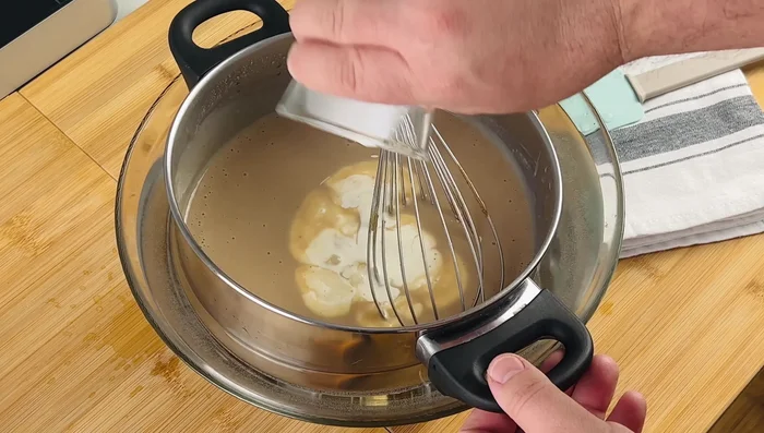 Una volta freddo, aggiungere la panna e mescolare.