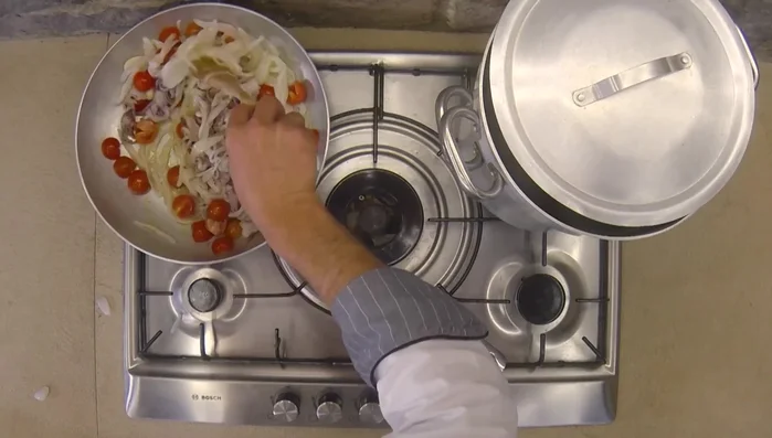 Unire il concentrato di pomodoro e i pomodorini.