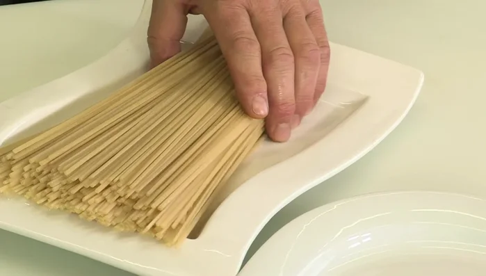 Cuocere la pasta in acqua salata.