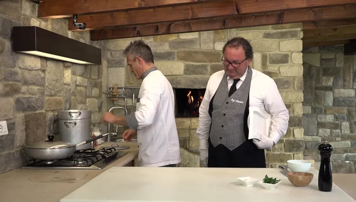 Scolare la pasta al dente e aggiungerla al sugo con le seppie e i moscardini.