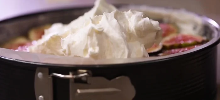 Ricoprire con la crema rimasta, livellare e mettere in frigo a rassodare per 4-5 ore.