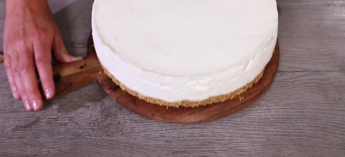 Sformare la cheesecake, decorare con altre fettine di fichi, miele e foglioline di menta.