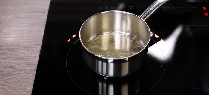 Scaldare il miele in un pentolino. Quando sfiora il bollore, togliere dal fuoco e aggiungere la gelatina precedentemente ammollata in acqua fredda. Mescolare rapidamente con una frusta.