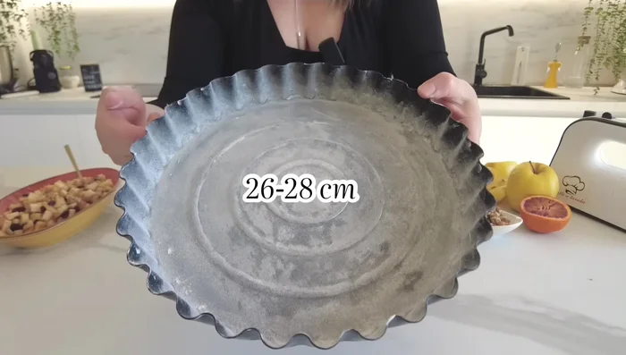 Imburrare e infarinare una teglia da 26-28 cm.