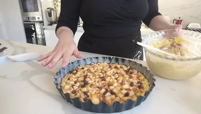 Riempire la crostata con il composto di mele.