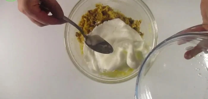 Aggiungere gli albumi montati a neve, mescolando delicatamente dal basso verso l'alto con un cucchiaio o una spatola.