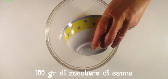 In una ciotola, lavorare i tuorli con 100g di zucchero di canna e le fruste elettriche fino a sciogliere bene lo zucchero.