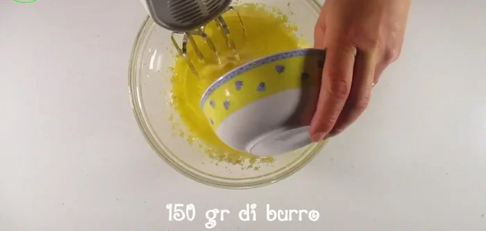 Aggiungere 150g di burro fuso e mescolare.