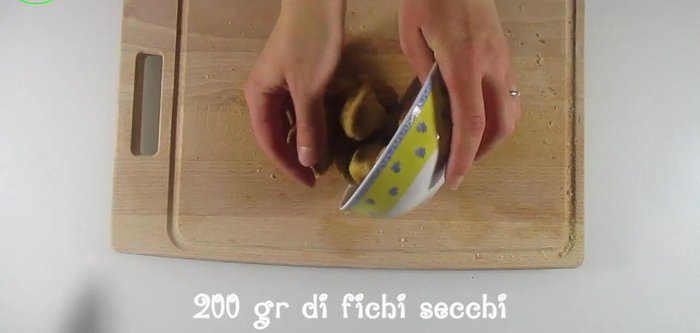 Tagliare 200g di fichi secchi (circa 20) e aggiungerli all'impasto.