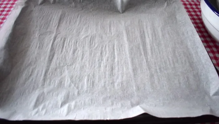 Foderare una teglia da forno con carta forno e ungerla con olio extravergine di oliva. [117.619]