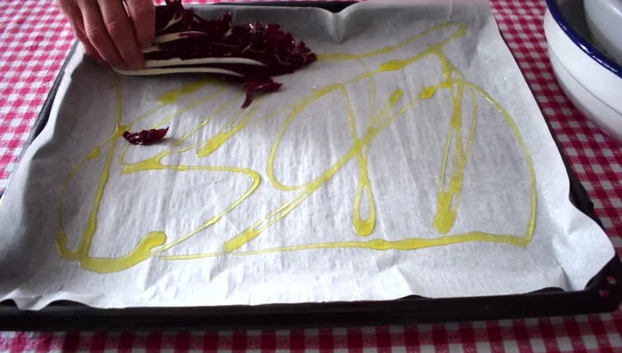 Sistemare i radicchi nella teglia con le foglie rivolte verso il centro. Lavare bene i radicchi prima. [131.69]