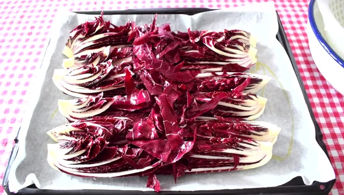 Condire i radicchi con sale e pepe, senza esagerare. [205.35]