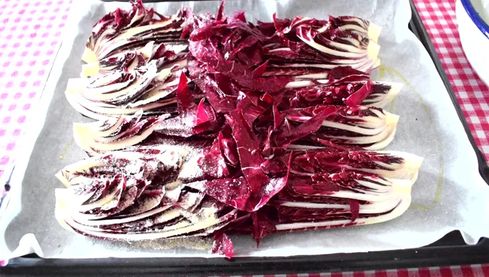 Aggiungere il pane grattugiato (circa 40-50g) per assorbire l'umidità e dare croccantezza. [237.65]