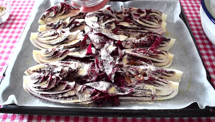 Spolverare con uvetta e pinoli (facoltativo). [273.39]