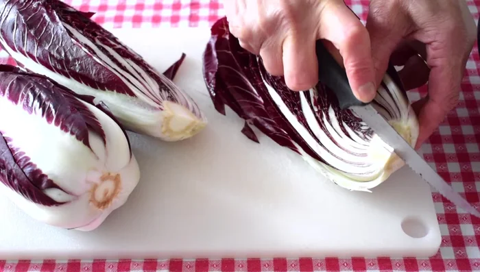 Tagliare i radicchi a metà e poi in 3 pezzi per ogni metà. [53.57]