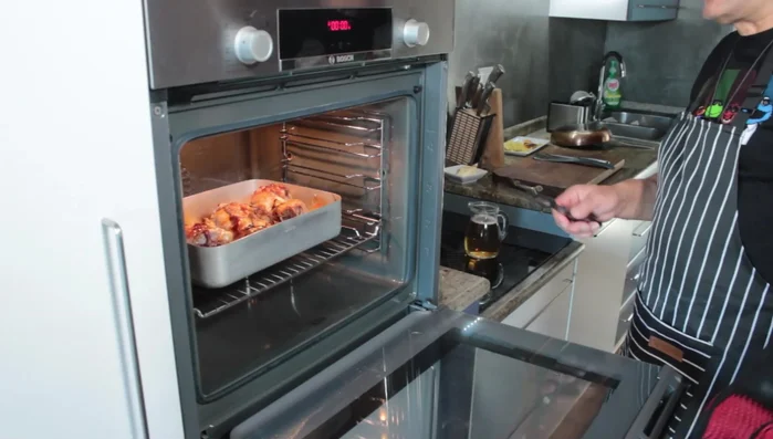 Alzare la temperatura del forno a 200°C. Girare gli stinchi ancora una volta e cuocere per altri 30 minuti.