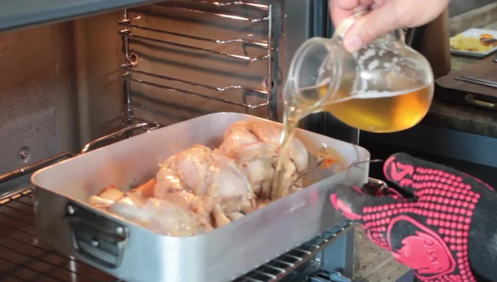 Togliere gli stinchi dal forno e bagnarli con mezzo litro di birra chiara (non troppo dolce).