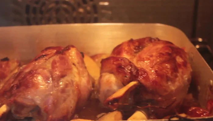Rimettere gli stinchi nel forno e cuocere per altri 30 minuti.
