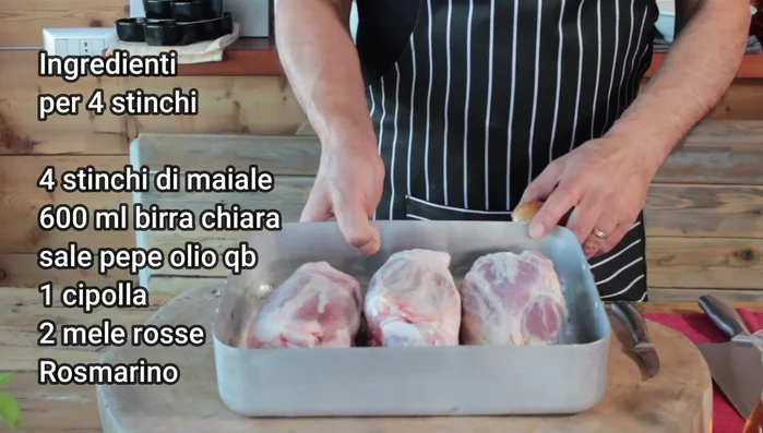 Lavare gli stinchi e metterli in una teglia alta.