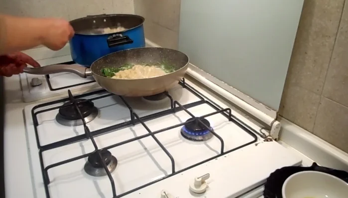 Scolare gli gnocchi e aggiungerli alla padella con la rucola.
