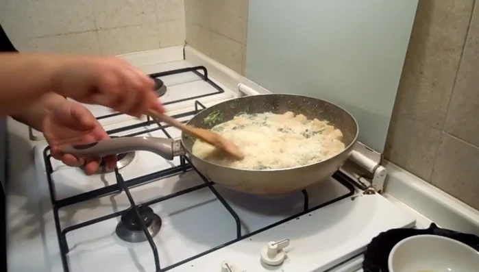 Aggiungere il parmigiano e mescolare delicatamente.