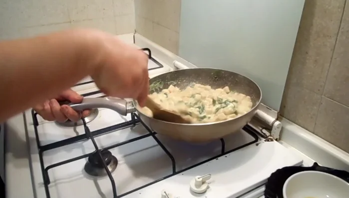 Saltare gli gnocchi in padella.