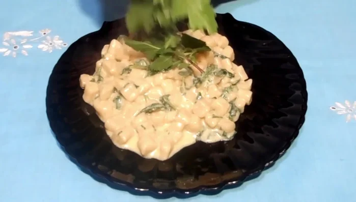 Guarnire con rucola fresca e scaglie di parmigiano.