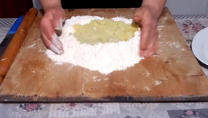 Aggiungere le patate lesse precedentemente preparate.