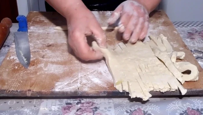 Arrotolare i bastoncini formando dei piccoli rotolini (occhi).