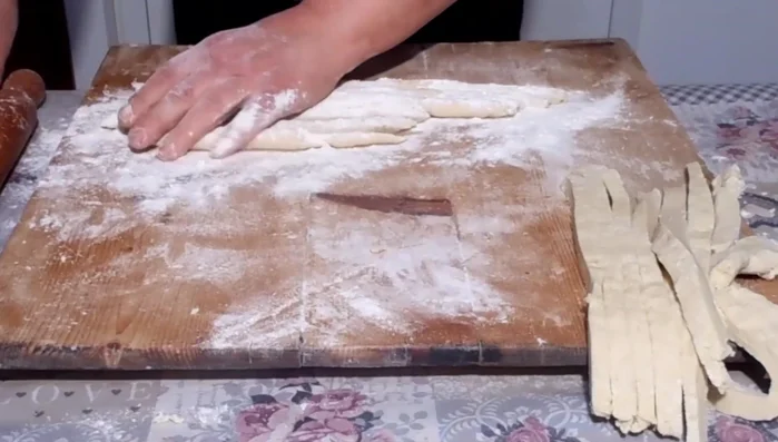 Infarinare gli gnocchi e cuocerli in acqua salata bollente.