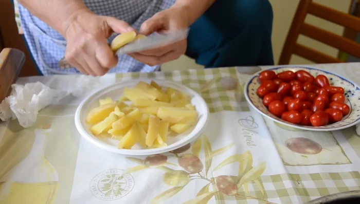 Lessare le patate, farle raffreddare e tagliarle a fette (418.5)