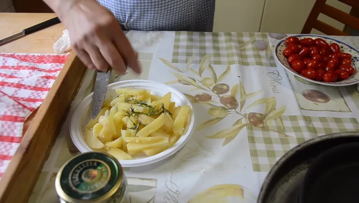 Stendere l'impasto e adagiarvi sopra le patate a fette, il rosmarino e un filo d'olio (455.61)