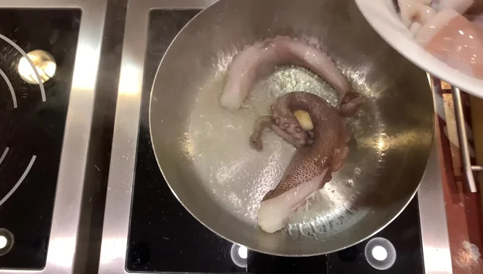 Aggiungete il polpo e rosolatelo, sfumando con il vino bianco. Lasciate cuocere per circa 10 minuti, fino a quando il polpo avrà rilasciato la sua acqua.