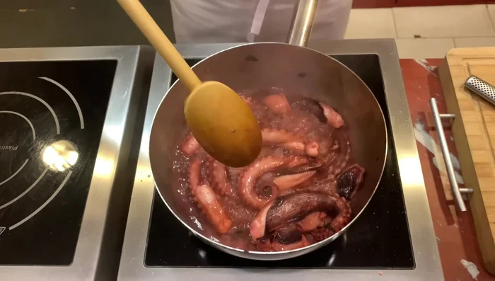 Aggiungete la conserva di pomodoro. Lasciate cuocere per altri 10 minuti.