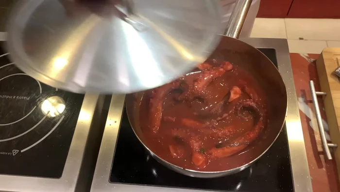 Aggiungete le olive nere, i capperi, il prezzemolo e il peperoncino. Mescolate e lasciate cuocere per altri 10 minuti.