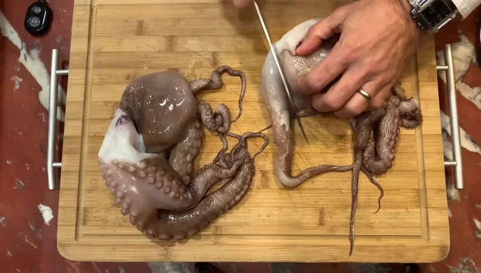Pulite il polpo e tagliatelo a pezzi regolari, preferibilmente i tentacoli, per una cottura più omogenea.