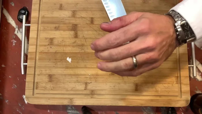 Schiacciate leggermente l'aglio e soffriggetelo in olio extravergine di oliva.