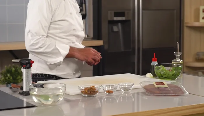 Preparare la maionese al wasabi: in una ciotola, unire il wasabi, le uova, succo di lime e olio di semi a filo, fino ad ottenere una consistenza cremosa.