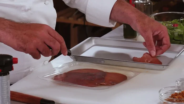 Disporre il carpaccio di tonno su una placchetta. Utilizzare un cannello per dare una leggera bruciatura.
