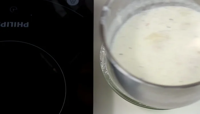 Versiamo un po' di latte nel composto con l'amido, mischiamo e portiamo tutto nel pentolino. Scaldiamo a fiamma bassa fino a ebollizione.