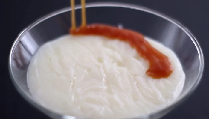 Servire il budino con la salsa al caramello.