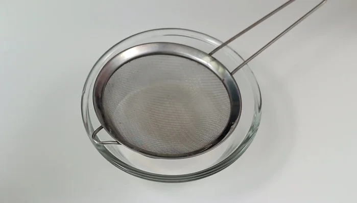 In un contenitore, versiamo 250g di zucchero semolato e 100g di amido di mais setacciato.