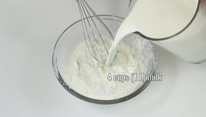 Aggiungiamo un po' di latte fresco e mischiamo per ottenere un composto omogeneo.