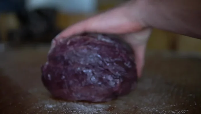 Salare e massaggiare la carne in modo uniforme per far penetrare il sale.