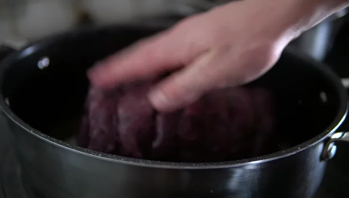 Rosolare la carne in una pentola capiente su tutti i lati per sigillarla.