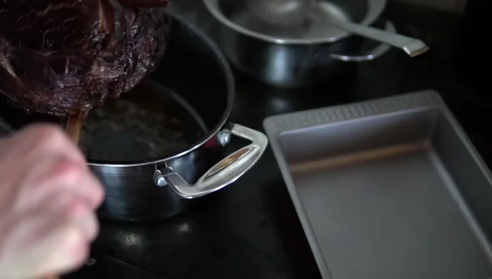 Togliere la carne dalla pentola e pulire il fondo di cottura.