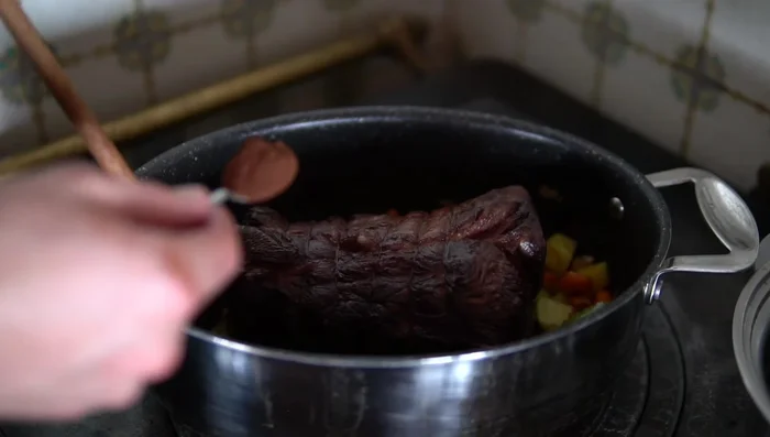 Aggiungere una foglia di alloro e un cucchiaino di cacao amaro.