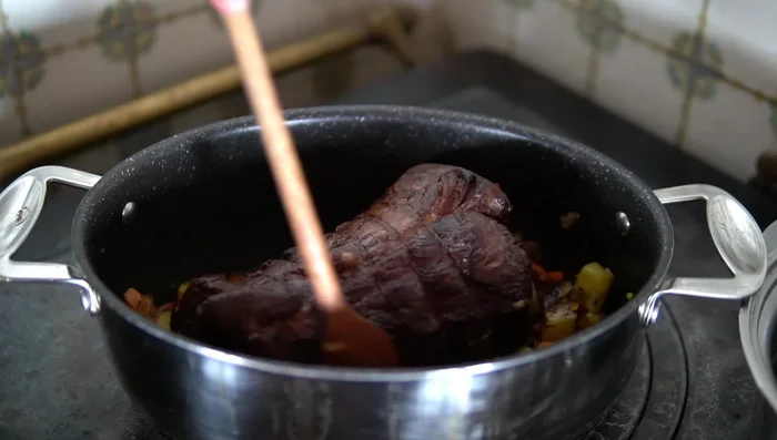 Unire il vino rosso al fondo di cottura.
