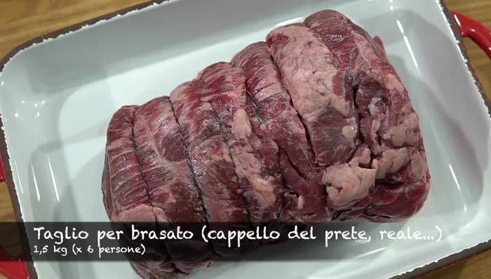 Legare la carne di manzo con lo spago per mantenerne la forma durante la cottura. Immergerla nel vino rosso e lasciarla marinare in frigorifero per almeno 12-13 ore, fino a 20 ore (ideale prepararla la sera prima).